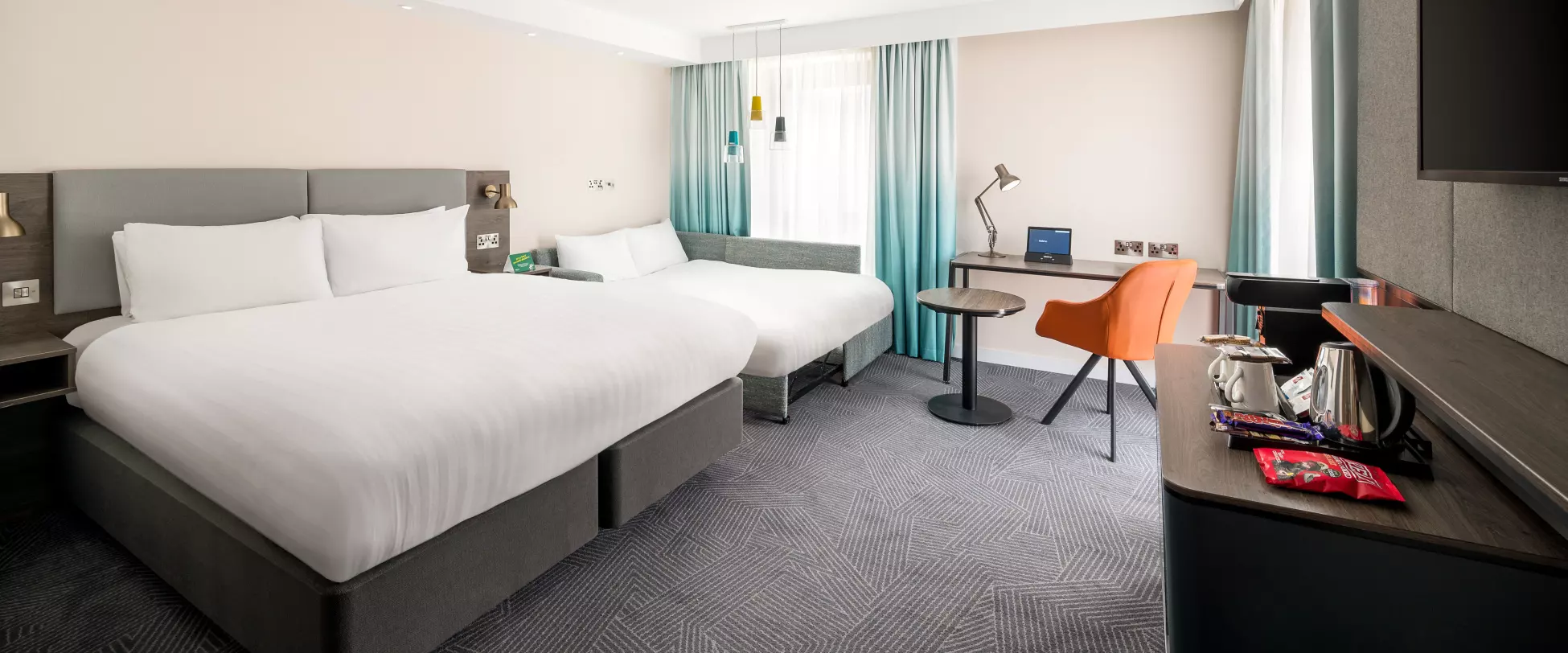 Holiday Inn Lincoln Bedrooms.